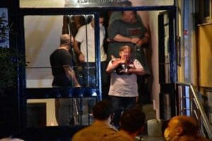 İzmir'in Karabağlar i&ccedil;erisinde, polisin silah sesi ihbarı &uuml;zerine gittiği evde