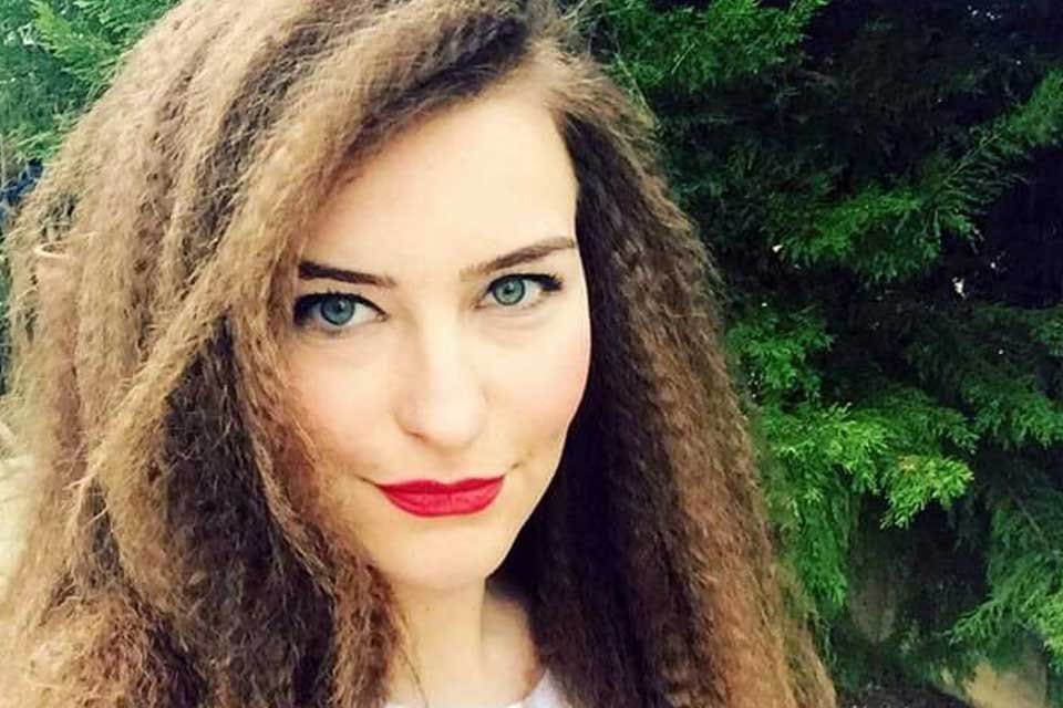 İzmir'in Sel&ccedil;uk il&ccedil;esinde hayatını kaybeden &Ouml;zge &Ccedil;ivici'nin (31), masasında duran