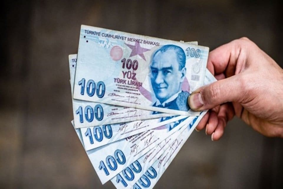 Alkol dev zam geliyor. T&uuml;rkiye Tekel Bayileri Platform Başkanı &Ouml;zg&uuml;r