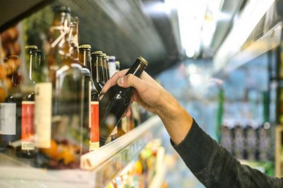 T&uuml;rkiye Tekel Bayileri Platformu Başkanı &Ouml;zg&uuml;r Aybaş, şaraba gelen zammı