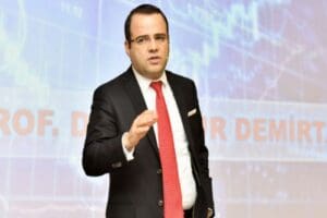 Ekonomist &Ouml;zg&uuml;r Demirtaş, gelecek yıl enflasyonun d&uuml;şeceğini ancak fiyatların d&uuml;şmeyeceğini