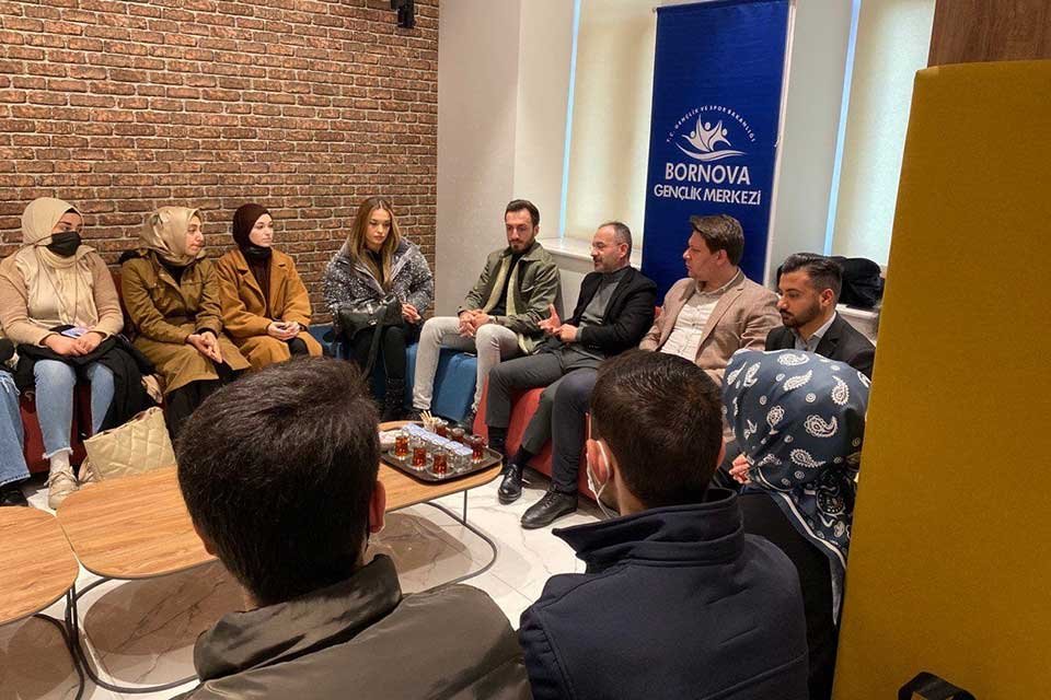 İzmir Büyükşehir Belediyesi AK Parti Grup Başkanvekili Özgür Hızal, İzmir’de