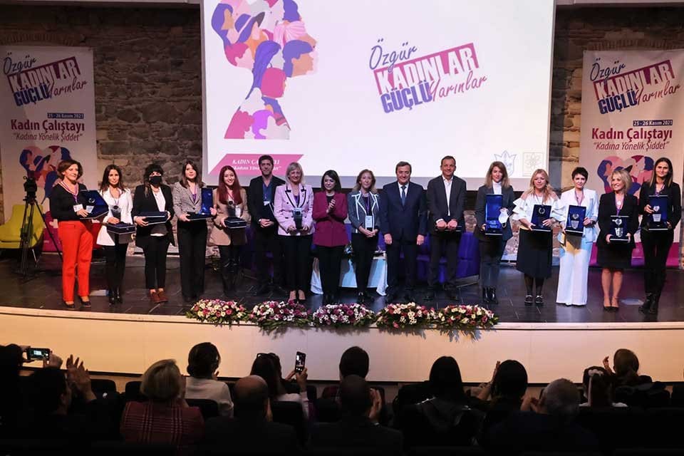 Konak Belediyesi ve İzmir Kadın Kuruluşları Birliği&rsquo;nin birlikte d&uuml;zenlediği &ldquo;&Ouml;zg&uuml;r