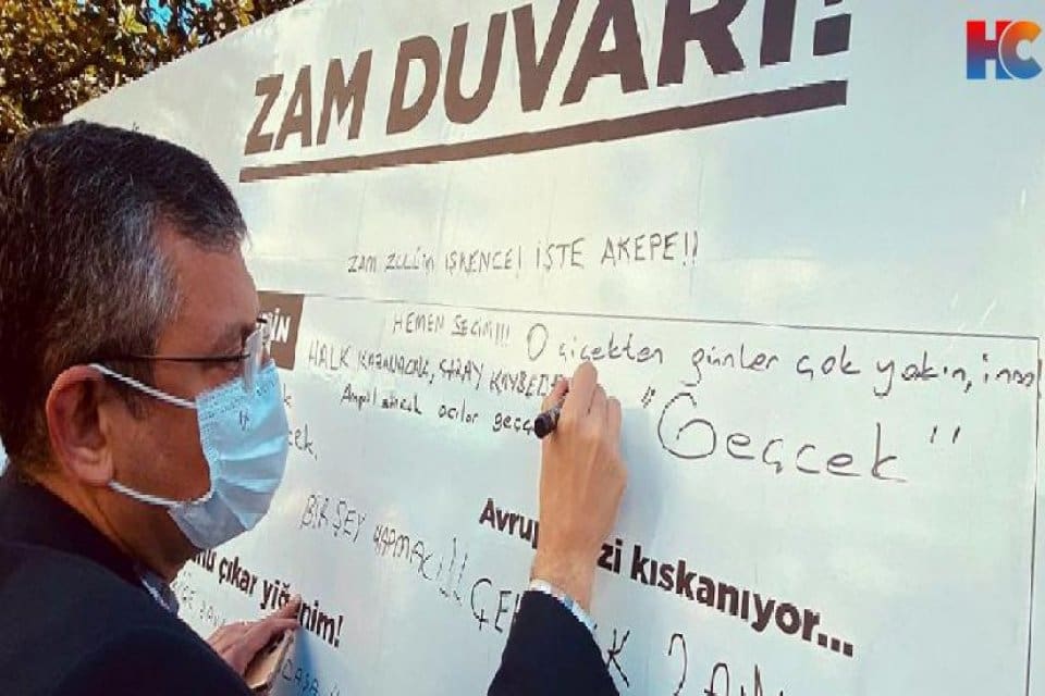 CHP Gen&ccedil;lik Kolları&rsquo;nın 81 ilde başlattığı &lsquo;Zam Duvarı&rsquo; kampanyasına Manisa