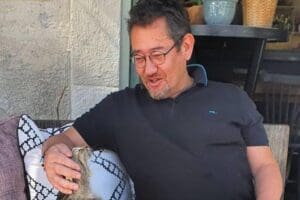 Gazeteci Serdar Akinan&rsquo;ın g&ouml;zaltına alınmasıyla ilgili siyasilerden tepki geldi. CHP
