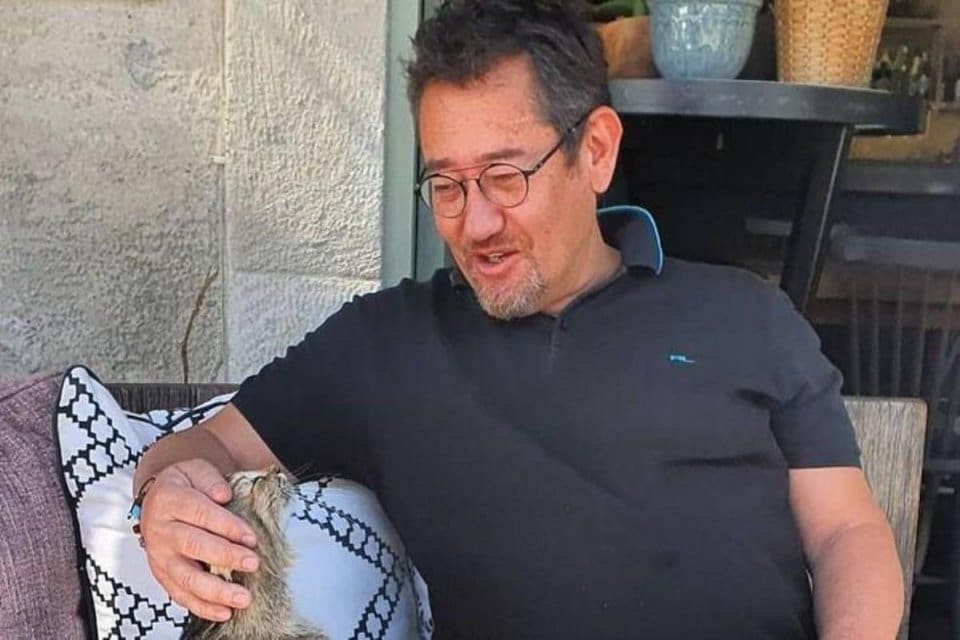 Gazeteci Serdar Akinan&rsquo;ın g&ouml;zaltına alınmasıyla ilgili siyasilerden tepki geldi. CHP