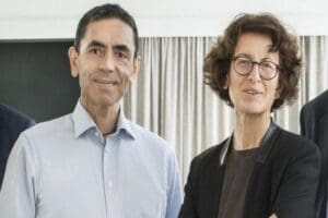BioNTech'in kurucuları Dr. &Ouml;zlem T&uuml;reci ve Prof. Uğur Şahin, İngiliz