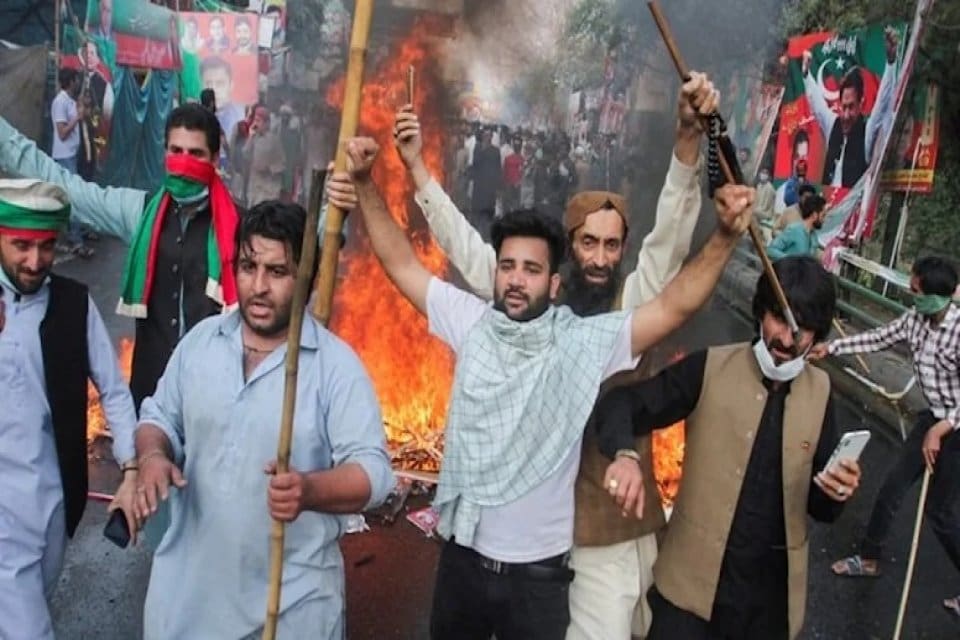 Pakistan'da g&ouml;zaltına alınmak istenen eski Başbakan İmran Han taraftarları ile