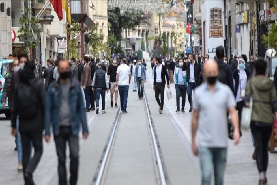 Corona vir&uuml;sle m&uuml;cadelede uygulamaya koyulan kademeli normalleşmenin ardından vaka sayılarında