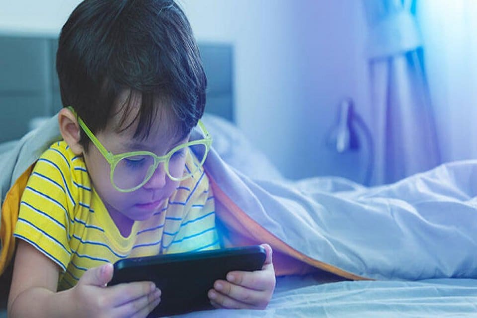 Pandemi d&ouml;neminde eve kapanan binlerce &ccedil;ocuğun televizyon ve bilgisayar bağımlısı