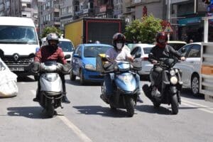 Pandemide sokağa &ccedil;ıkma kısıtlamaları nedeniyle internet alışverişlerinin hız kazanması, kuryelerin