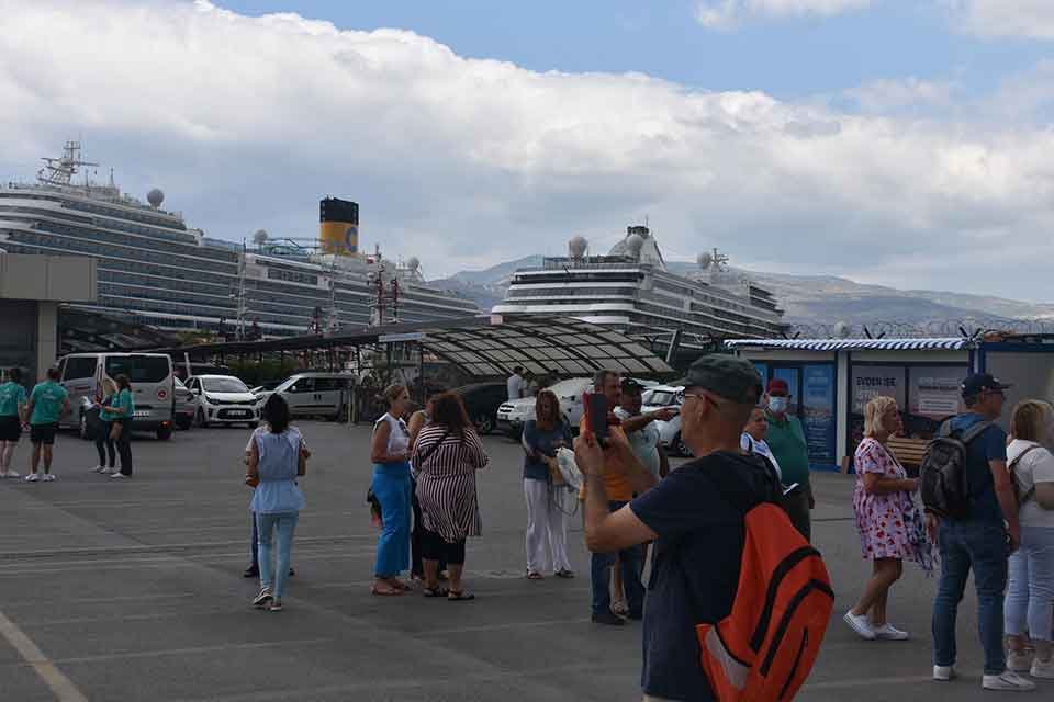Pandemi nedeniyle d&uuml;şen İzmir'e gelen turist sayısında, ge&ccedil;en yıl t&uuml;m