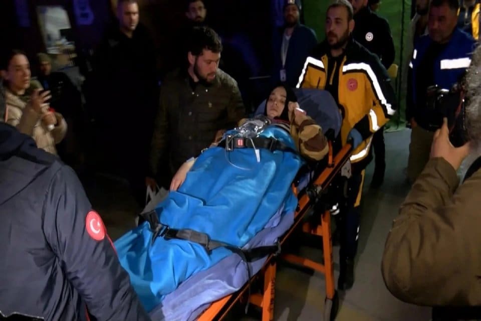 Hatay'da 6.4 b&uuml;y&uuml;kl&uuml;ğ&uuml;ndeki depreme az hasarlı binalarında yakalanan Suriye uyruklu