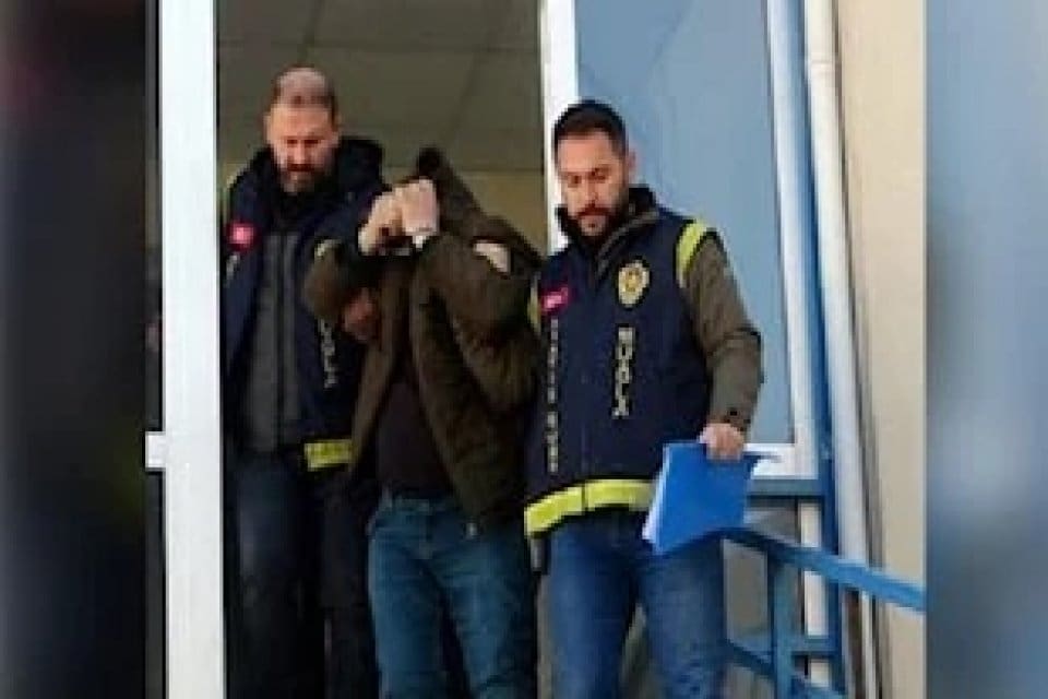 Arama kurtarma g&ouml;n&uuml;ll&uuml;s&uuml; Oksal Erev, sosyal medya &uuml;zerinden deprem tahmini