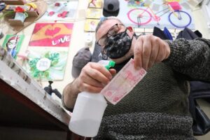 Denizli'nin Sarayköy ilçesinde, tost satışı yapan büfe işleten Osman Kemah