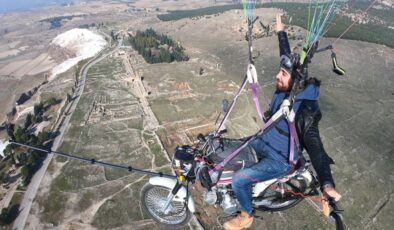 Paraşüte bağladığı motosikletle Pamukkale travertenlerinin üstünde uçuş yaptı