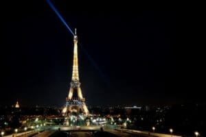 Fransa'nın başkenti Paris'teki Eyfel Kulesi'nin ışıkları, enerji tasarrufu adımları kapsamında