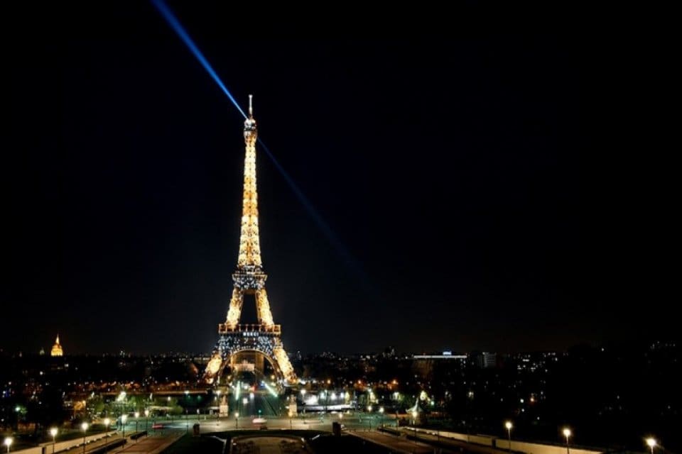 Fransa'nın başkenti Paris'teki Eyfel Kulesi'nin ışıkları, enerji tasarrufu adımları kapsamında