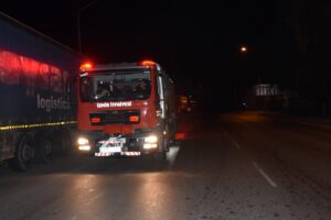 İzmir'in Buca il&ccedil;esinde, park halindeki panelvan, &ccedil;ıkan yangında kullanılamaz hale