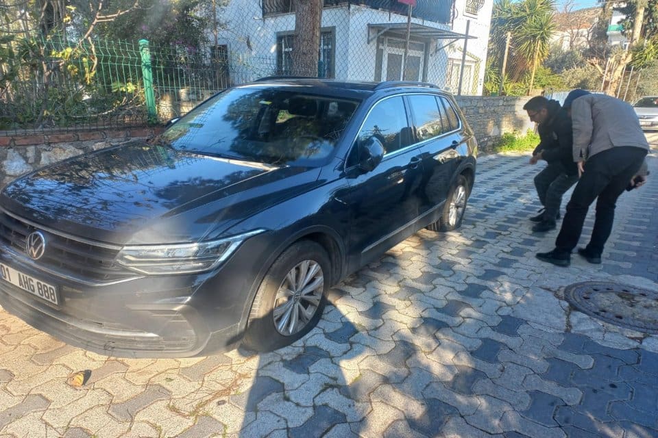 Muğla'nın Bodrum il&ccedil;esinde, park halindeki 15 aracın lastiği, kimliği belirsiz