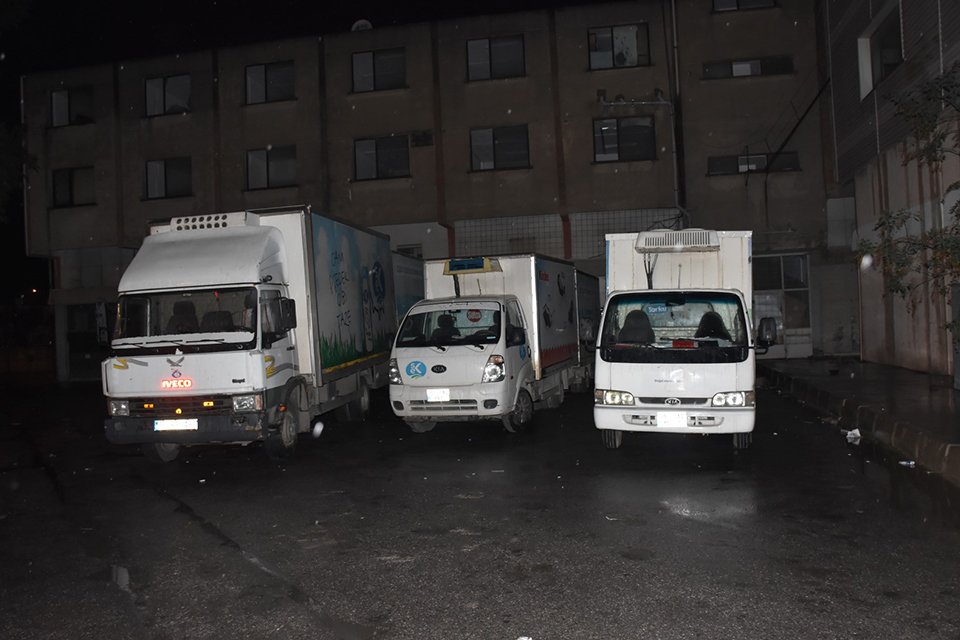 İzmir'in Konak ilçesinde, bir firmaya ait park halindeki 9 kamyonetin