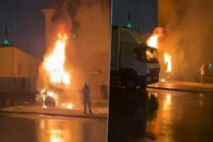 Pendik'te boş bir arazide park halinde bulunan kamyon alev alev
