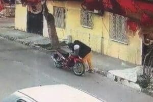 İzmirde, park halindeki motosikletin kilidi kırılarak &ccedil;alınma anı, g&uuml;venlik kamerasına
