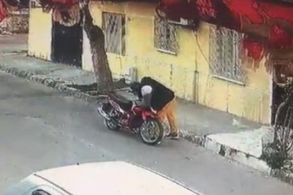 İzmirde, park halindeki motosikletin kilidi kırılarak &ccedil;alınma anı, g&uuml;venlik kamerasına
