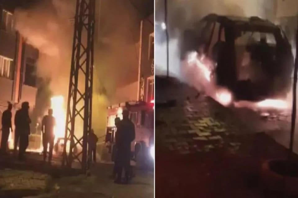 Arnavutk&ouml;y'de park halindeyken alev alev yanan otomobil, hurda yığınına d&ouml;nd&uuml;.
