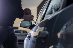 İzmir'in Menemen il&ccedil;esinde park halindeki bir otomobili &ccedil;aldıkları belirlenen 2