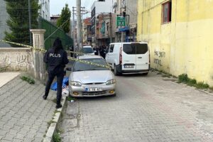 İzmir'in Karşıyaka il&ccedil;esinde park halindeki otomobilin yanında erkek cesedi bulundu.