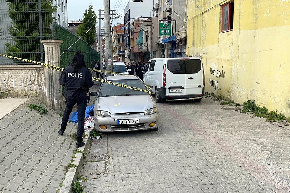 İzmir'in Karşıyaka il&ccedil;esinde park halindeki otomobilin yanında erkek cesedi bulundu.