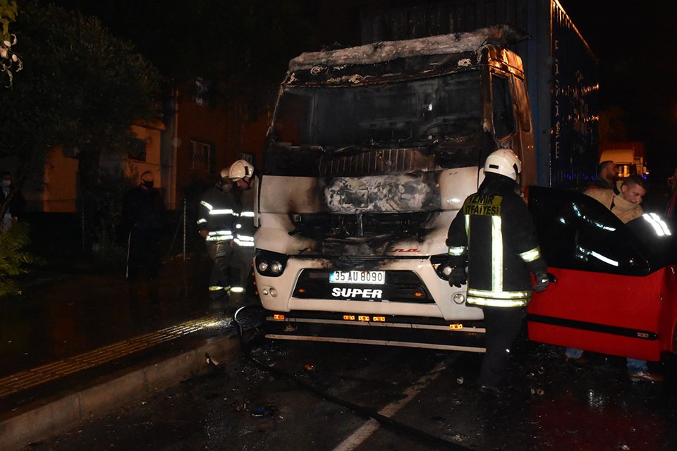 İzmir'in Buca ilçesinde, park halinde bulunan TIR henüz belirlenemeyen nedenle