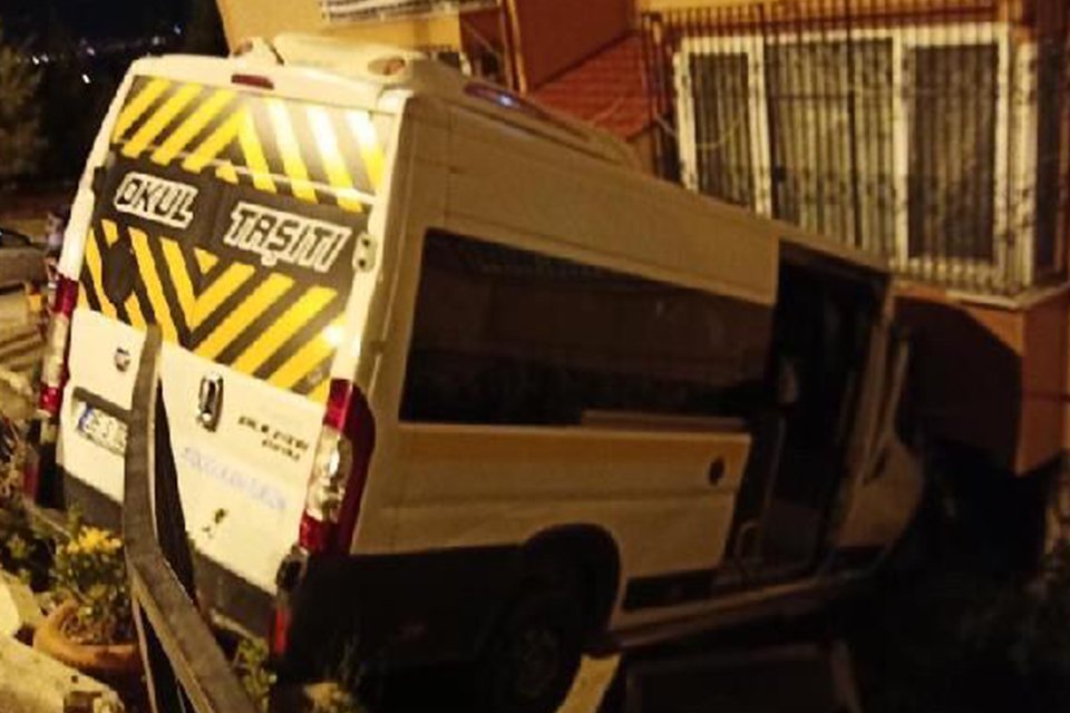 İzmir'in Çiğli ilçesinde park halindeyken freni boşalan servis minibüsü, yol