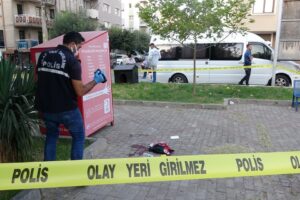 İzmir'in Karabağlar ilçesinde, parkta alkol aldıkları ileri sürülen 2 grup