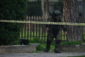 Manisa'da, eski Vali Konağı karşısındaki parkta g&ouml;r&uuml;len valiz, paniğe neden