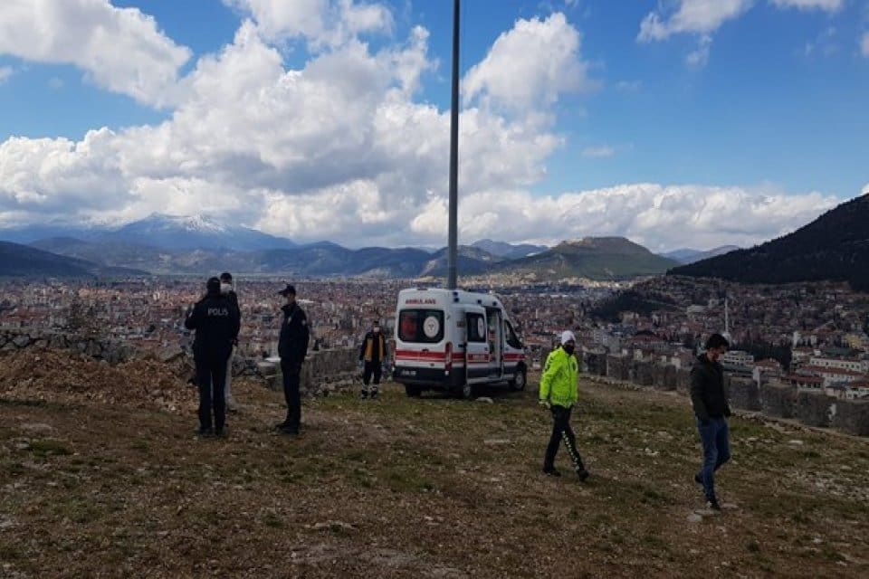 Burdur'un Bucak il&ccedil;esinde, 17 yaşındaki kız parkta tartıştığı 19 yaşındaki