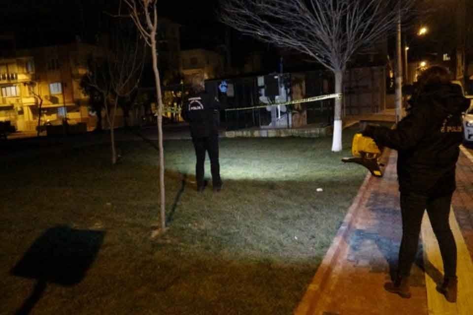 İZMİR'in Buca il&ccedil;esinde Furkan Hanoğlu (19), parkta tartıştığı husumetlisi A.C.A.