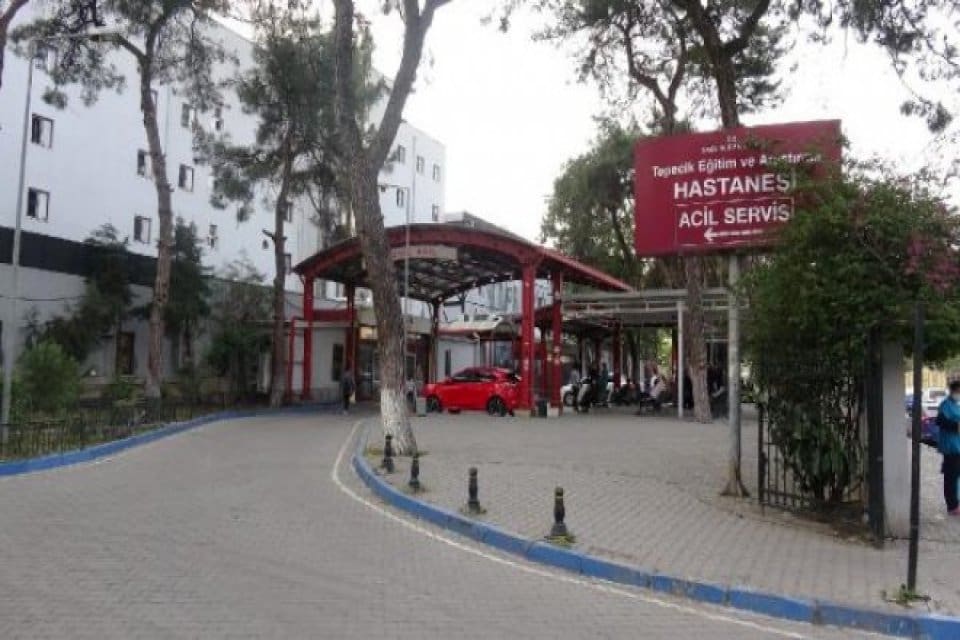 İzmir&rsquo;in Konak il&ccedil;esinde, parkta i&ccedil;ki i&ccedil;tikten sonra fenalaştığı &ouml;ne s&uuml;r&uuml;len