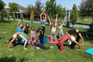 Eskişehir Odunpazarı il&ccedil;esi Vişnelik Mahallesi'ndeki Dede Korkut Parkı'nda yoga yapanlar