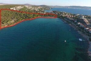 İZMİR'in &Ccedil;eşme il&ccedil;esi Paşalimanı mevkisinde bulunan, merhum Doktor Binbaşı Halis