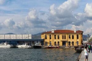 İzmir K&ouml;rfezi'nde deniz suyunun &ccedil;ekilmesi ile deniz ulaşımında aksamalar yaşanıyor.