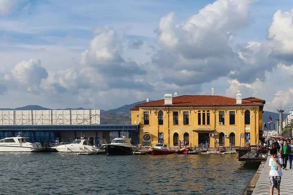 İzmir K&ouml;rfezi'nde deniz suyunun &ccedil;ekilmesi ile deniz ulaşımında aksamalar yaşanıyor.