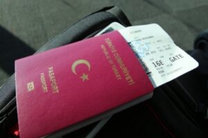 Pasaportlardaki gecikme nedeniyle internet platformları ve sosyal medyadan seslerini duyurmaya