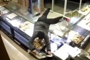 İZMİR'in Bornova il&ccedil;esinde kimliği belirsiz bir kişi, pastane tezgahındaki kasaya