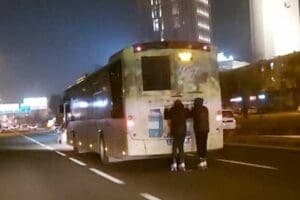&nbsp; İzmir'in Bornova il&ccedil;esinde patenli 2 gen&ccedil;, akan trafiğe aldırış