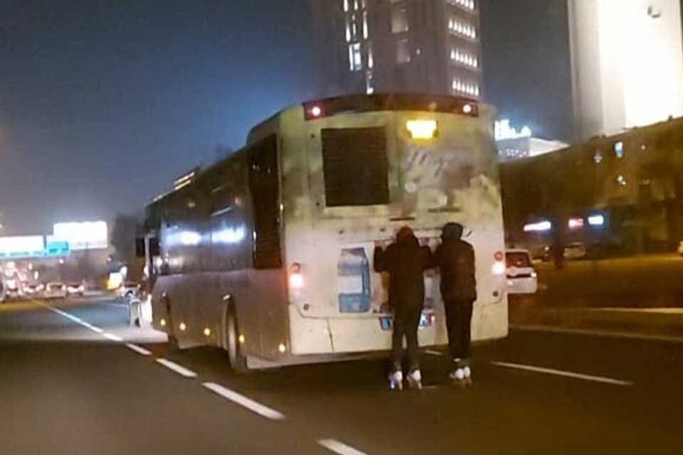 &nbsp; İzmir'in Bornova il&ccedil;esinde patenli 2 gen&ccedil;, akan trafiğe aldırış