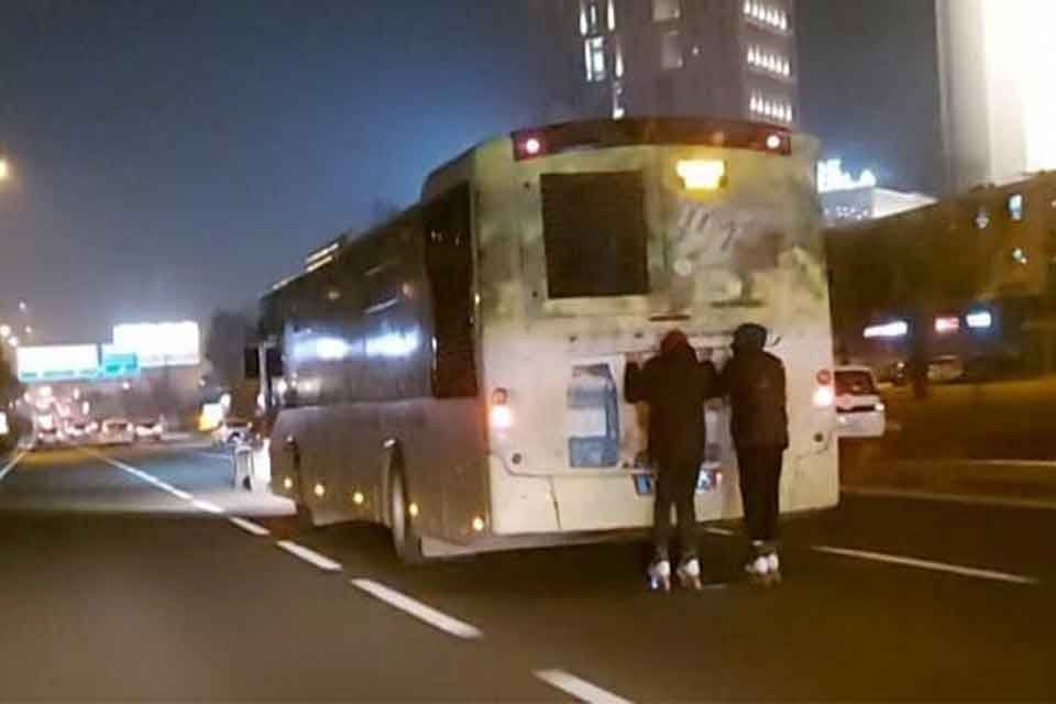 İZMİR'in Bornova il&ccedil;esinde patenli 2 gen&ccedil;, akan trafiğe aldırış etmeden