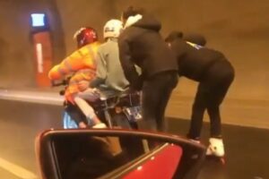 İzmir'in Konak ilçesinde, bir motosikletin arkasına takılarak tehlikeli yolculuk yapan