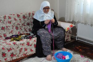 Manisa'da yaşayan Zeynep Bilgici (71), ördüğü patiklerin parasını, Muğla'daki orman